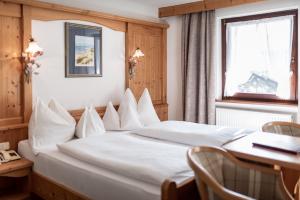 Postel nebo postele na pokoji v ubytování Hotel Alpenrose