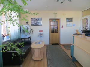 una sala de espera con una mesa y una puerta en Korona Hotel, en Samara