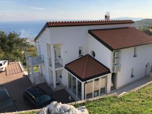 Cette maison blanche offre une vue sur l'océan. dans l'établissement Studio Apartments Santa, à Marčići
