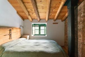 Łóżko lub łóżka w pokoju w obiekcie Casa de los Curas, chimenea 2 Hab 4 Pers Max