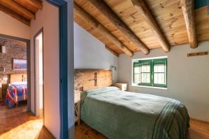 Łóżko lub łóżka w pokoju w obiekcie Casa de los Curas, chimenea 2 Hab 4 Pers Max