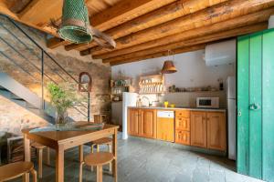 Kuchnia lub aneks kuchenny w obiekcie Casa de los Curas, chimenea 2 Hab 4 Pers Max