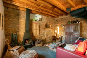 Część wypoczynkowa w obiekcie Casa de los Curas, chimenea 2 Hab 4 Pers Max