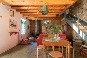 Część wypoczynkowa w obiekcie Casa de los Curas, chimenea 2 Hab 4 Pers Max