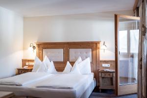 Postel nebo postele na pokoji v ubytování Hotel Alpenrose