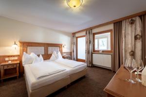 Postel nebo postele na pokoji v ubytování Hotel Alpenrose