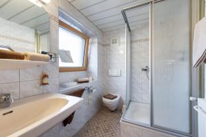 Koupelna v ubytování Hotel Alpenrose