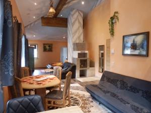 ein Wohnzimmer mit einer Couch und einem Tisch in der Unterkunft Schloßburg Reiserhof in Zell am Ziller