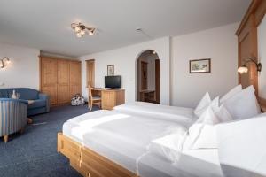 Postel nebo postele na pokoji v ubytování Hotel Alpenrose