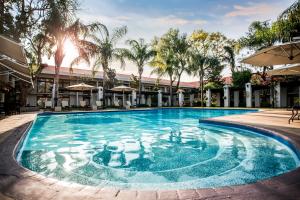 哈博罗内Avani Gaborone Resort & Casino的有人在水中的游泳池