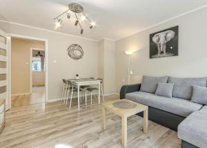 - un salon avec un canapé et une table dans l'établissement Apartament Nadmorski - NoclegiSopot, à Sopot