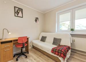 - une chambre avec un lit, un bureau et une chaise dans l'établissement Apartament Nadmorski - NoclegiSopot, à Sopot