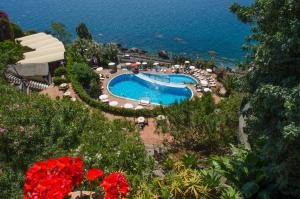 Uitzicht op het zwembad bij Baia Taormina Hotels & Spa of in de buurt