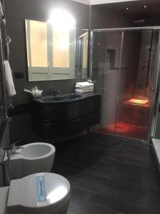 e bagno con servizi igienici, lavandino e doccia. di MB95 - Mezzocannone Luxurious Bed&Breakfast a Napoli
