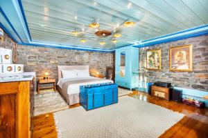 un dormitorio con una cama con una maleta azul en Heaven's View Kipoi, en Kipoi