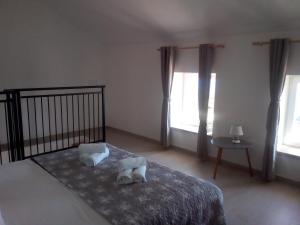 una camera da letto con un letto con due asciugamani sopra di Kuća za odmor Slavija a Orebić (Sabbioncello)