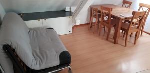 Bett in einem Zimmer mit Tisch und Stühlen in der Unterkunft zum Fischerhaus in Konstanz