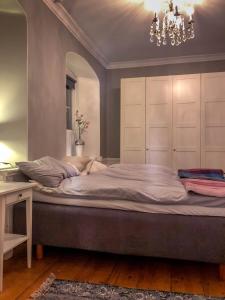 Un dormitorio con una cama grande y una lámpara de araña. en Specksrum 3, en Visby