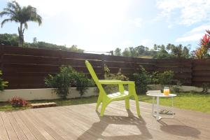 een gele stoel en een tafel op een patio bij La COOL & DOUCE - Villa COOL in Le Gosier