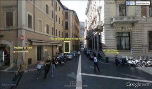 Un gruppo di persone che camminano per una strada cittadina di Prinsi Apartments a Roma