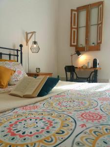 ein Schlafzimmer mit einem Bett mit einem Buch darauf in der Unterkunft Asfodelo in Ragusa