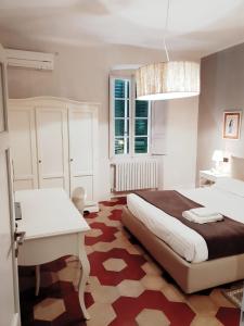 una camera con letto, tavolo e finestra di Toselli Suite Apartment a Pisa