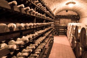 uma grande sala cheia de muitas garrafas de vinho em Viticcio em Greve in Chianti