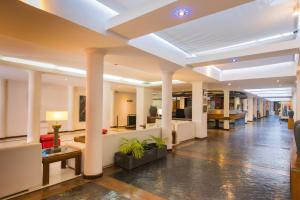 un vestíbulo de un hotel con columnas y sofás en Gran Hotel Parana en Paraná