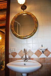 y baño con lavabo y espejo. en La scaletta, en Bolsena
