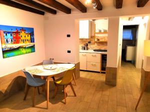a kitchen and dining room with a table and chairs at Appartamento AlCova in Venice