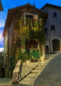 um edifício com hera no lado de uma rua em "Il Nido" em Sermoneta