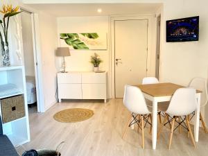 Televízia a/alebo spoločenská miestnosť v ubytovaní Apartamento Góndolas