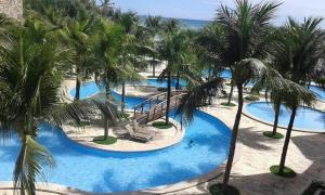 een luchtzicht op een resort met palmbomen bij Kariri Apartaments Sunset Beach in Cumbuco
