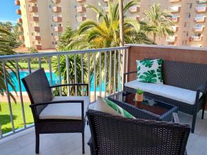 balcón con sillas y mesa con sofá en Apartamento Góndolas, en Almuñécar