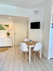 Televízia a/alebo spoločenská miestnosť v ubytovaní Apartamento Góndolas