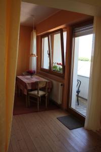 a dining room with a table and a window at Ferienwohnung zur Burg Eltz in Wierschem