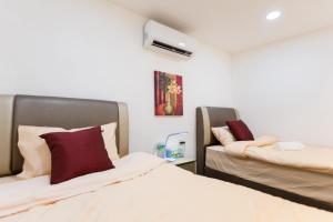 een slaapkamer met 2 bedden bij Jia Residence in Melaka