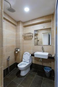een badkamer met een toilet en een wastafel bij Jia Residence in Melaka