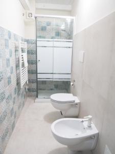バーリにあるSan Nicola Studio Apartments - Barivecchiaの白いバスルーム(トイレ、シンク付)