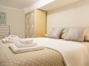 バーリにあるSan Nicola Studio Apartments - Barivecchiaのベッドルーム1室(大型ベッド1台、白いタオル付)