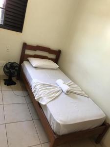 1 dormitorio con 2 camas en una habitación en Hotel Nacional en Jataí