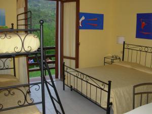 A bed or beds in a room at Hotel Il Caminetto Még 37 kép