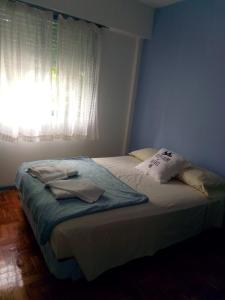 Una cama o camas en una habitación de Isurus departamento completo