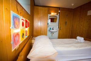 A bed or beds in a room at Hotel Hornerpub
