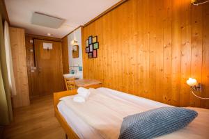 A bed or beds in a room at Hotel Hornerpub