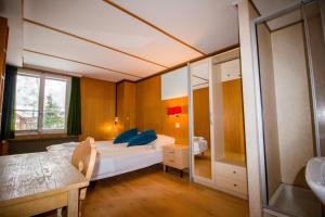 A bed or beds in a room at Hotel Hornerpub