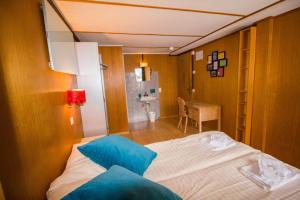A bed or beds in a room at Hotel Hornerpub