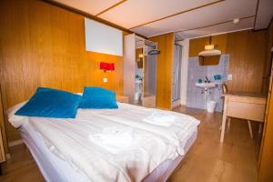 A bed or beds in a room at Hotel Hornerpub