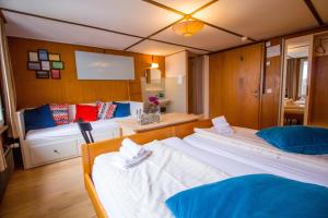 A bed or beds in a room at Hotel Hornerpub