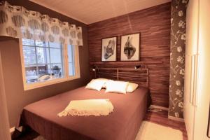- une chambre avec un lit et une fenêtre dans l'établissement Levin Rölli - Apartment 4, à Levi